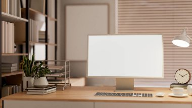 Çağdaş İskandinav ofis odasındaki bir kitaplığın yanında tahta bir masanın üzerinde beyaz ekran modeli ve aksesuarları olan bir bilgisayar. Çalışma alanı, iş yeri, ev ofisi, 3D çizim, 3D resim