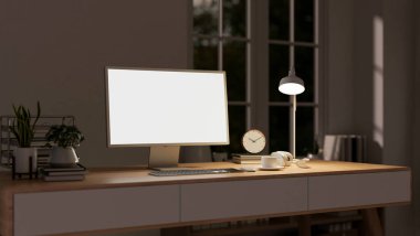 Geceleri çağdaş bir çalışma alanında, masa lambası ile aydınlatılmış minimalist ahşap bir masa üzerinde beyaz ekran modeli ve aksesuarları olan bir bilgisayar bulunur. 3d görüntüleme, 3d illüstrasyon