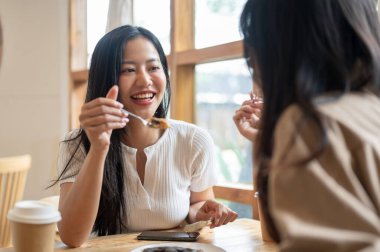 İki güzel ve neşeli Asyalı kadın sohbet ediyor ve hafta sonları birlikte bir kahve dükkanında tatlı yiyorlar. Yaşam tarzları ve insan kavramları