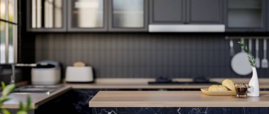 Modern bir mutfak adasındaki ürünler için, parlak siyah bir mutfakta ahşap bir üst ile yakın çekim alanı. ev mutfağı, ev dekorasyonu, 3D resim.