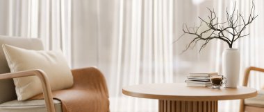 Minimalist yuvarlak ahşap bir sehpanın üzerinde, İskandinav oturma odasında, penceresinin yanında yastığı olan ahşap bir koltuğun olduğu yakın plan bir oda. 3d görüntüleme, 3d illüstrasyon