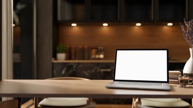 Modern, lüks bir mutfakta, ahşap bir yemek masasında beyaz ekran modeli olan bir dizüstü bilgisayarın yakın çekimi. ev çalışma alanı, iş yeri, 3D çizim, 3D illüstrasyon