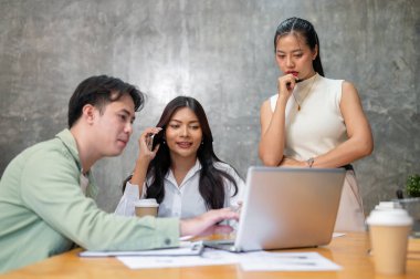 Bir grup meşgul, ciddi, profesyonel Asyalı iş adamı bir toplantıda, birden fazla görev üstleniyor, tedarikçiyle iletişime geçiyor, yaklaşan proje için tartışıyor ve plan yapıyor. Takım çalışması, beyin fırtınası, başlangıç