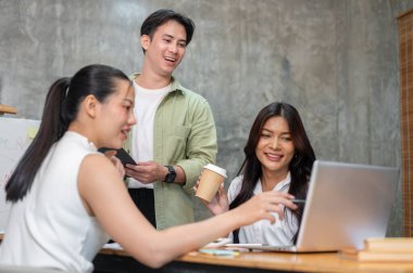 Bir grup genç Asyalı acemi grup üyeleri, yaklaşan bir projeyi tartışmak ve planlamak için bir toplantı yapıyorlar. Beyin fırtınası yapmak, fikirlerini paylaşmak, planı bilgilendirmek..