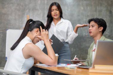 Asyalı stresli, üzgün genç bir iş kadını, toplantı sırasında başarısız olan proje hakkında takım arkadaşlarından ve patronundan şikayetler alıyor..