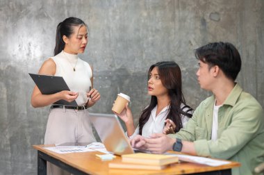 Profesyonel Asyalı genç girişim üyelerinden oluşan bir ekip, yaklaşan projeyi planlamak, tartışmak, beyin fırtınası yapmak ve fikirlerini paylaşmak için ciddi bir toplantı yapıyor..