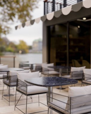 Modern çağdaş bir kafe ya da restoranın dış tasarımı, sıra sıra masa ve koltukları olan bir açık veranda alanı içerir. 3d görüntüleme, 3d illüstrasyon