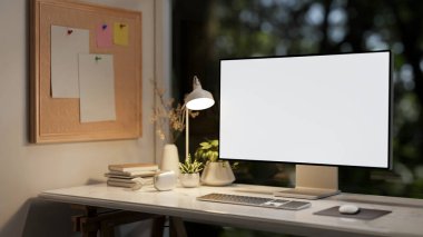 Bir minimalist ofis masası ya da ofis çalışma alanı geceleri masa lambasıyla aydınlatılan beyaz ekran bir bilgisayar. 3d görüntüleme, 3d illüstrasyon