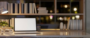 Beyaz ekran modeli, mikrofon ve dekorasyonu olan bir dizüstü bilgisayar modern bir ofisin kitaplığının yanında bir masa lambasıyla aydınlatılıyor. 3d görüntüleme, 3d illüstrasyon