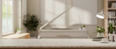 Ürünleri arka planda beyaz bir kuyruklu piyano olan parlak bir odada, bir masanın üstünde sergilemek için bir kopya alanının yakın çekimi. 3d görüntüleme, 3d illüstrasyon