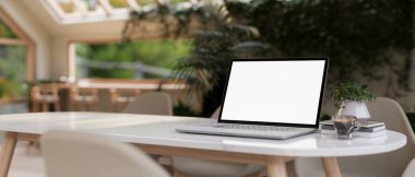 Modern bir restoranda ya da kahve dükkanında beyaz ekran maketi ve kahve fincanı olan bir dizüstü bilgisayar. 3d görüntüleme, 3d illüstrasyon