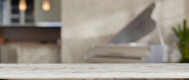 Ürünlerin sergilenmesi için fotokopi alanı olan mermer bir masanın yakın çekimi, oturma odasının bulanık arka planına karşı piyano ile kurulmuş. 3d görüntüleme, 3d illüstrasyon