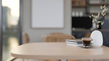 Çağdaş ve rahat bir kahve dükkanının penceresinin yanındaki yakın plan ahşap bir masada bir kahve fincanı, kitaplar ve bir çiçek vazosu bulunur. 3d görüntüleme, 3d illüstrasyon