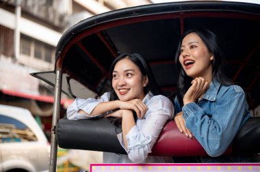 İki neşeli ve heyecanlı Asyalı genç kız Tayland 'da tuk-tuk yolculuğunun tadını çıkarıyorlar. Yazın Tayland' da seyahat ederken büyüleyici manzaraları karşısında şaşkına dönüyorlar. Turizm, seyahat, tatil, tatil