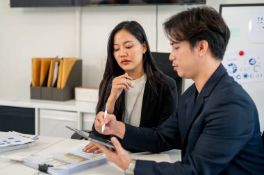 Profesyonel ve zeki bir Asyalı işadamı, ofisteki bir toplantıda kadın meslektaşına tablet üzerindeki çalışmalarını anlatıyor. İki odaklanmış iş adamı ofiste buluşuyor..