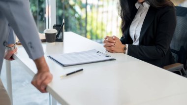 Ofiste erkek bir CEO ile iş görüşmesi yapan Asyalı bir kadının yakın plan görüntüsü. iş görüşmesi, askere alma, kariyer, meslek