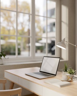 Çağdaş, minimalist beyaz ofis, pencerenin yanındaki ahşap bir masada beyaz ekran modeli ve dekoru olan bir dizüstü bilgisayar barındırır. 3d görüntüleme, 3d illüstrasyon