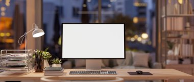 Sıcak ortam ışıklarıyla aydınlatılmış, modern, lüks bir oturma odasındaki ahşap bir masaya yerleştirilmiş beyaz ekran maketi ve dekoru olan bir bilgisayarın yakın çekimi. 3d görüntüleme, 3d illüstrasyon