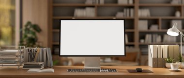 Çağdaş bir ofiste ahşap bir masaya yerleştirilmiş beyaz ekran maketi ve dekoratif eşyaları olan bir bilgisayar. Çalışma yeri, 3D görüntüleme, 3D resimleme