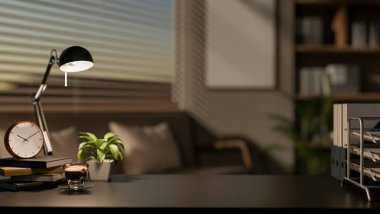 Siyah bir masanın yakın çekimi dekoratif öğeleri sergiler ve çağdaş karanlık bir oturma odasında yer alan bir masa lambasının sıcak ışığıyla aydınlatılır. 3d görüntüleme, 3d illüstrasyon