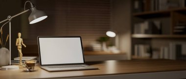 Ahşap masada, çalışma odasının bulanık arkaplanlı loş ışıkta dekoratif eşyalarla dolu beyaz ekran bir laptop. Çalışma odası ya da gece vakti çalışma alanı. 3B görüntüleme, 3B Görüntü.