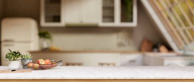 Modern stil mutfağında mutfak gereçleri olan mermer tezgah ya da çatı penceresinden gelen doğal ışık ile yemek odası. İç mekanlar. 3B görüntüleme, 3B resimleme.