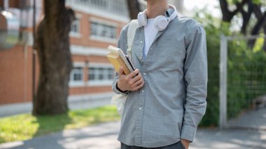 Sokakta el ele dururken sağ elinde akıllı telefonla kitap ve defter tutan bir adama yaklaş. Dışarı çıkmak mı yoksa bir yere gitmek mi?.