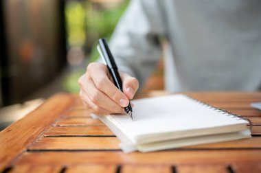 Kafedeki ya da kahve dükkanındaki ahşap masada otururken eline kalem alıp defterine yaz. Çalış ya da dışarıda çalış..