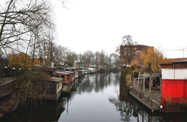 Berlin eski tarihi kasaba Deutschland Avrupa nehir kıyısındaki eski evler