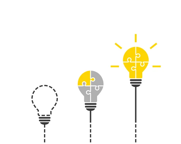 一个创新的概念的过程 与灯泡的拼图 解决和创新的概念与闪亮的黄色灯泡在最后 在白色背景上孤立的向量图 — 图库矢量图片
