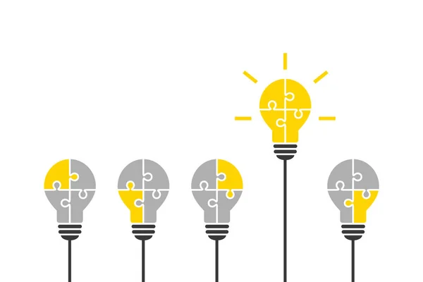 灯泡是由拼图块做成的聪明而杰出的概念 解决方案 创新与成功理念与明亮的黄色灯泡符号 — 图库矢量图片