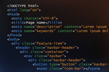Koyu arkaplanda renkli HTML kodu. Kaynak kodlu kodlama ve programlama dili. Tarayıcıdaki metinde beyaz, mavi, yeşil ve turuncu renkler var. Vektör illüstrasyonu.