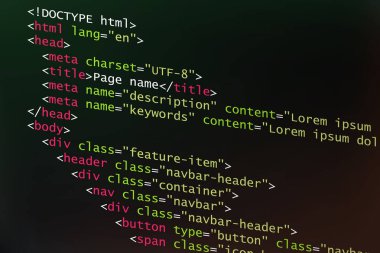 Kodlama ve programlama dili konsepti olarak Html kodu. Kaynak kod ve betik koyu arkaplanda renkli elementler, eğik açı ve görünüm.