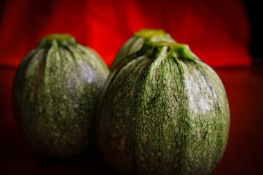 Birkaç yeşil kabak rondini yakın plan.