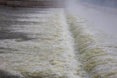 Kallanai 'den çıkan su (ayrıca Büyük Anicut olarak da bilinir) Kaveri nehri boyunca inşa edilen antik bir barajdır.