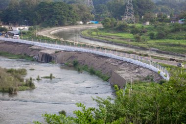 Stanley Rezervuarı 'ndan (Mettur Barajı olarak da bilinir) sulama ve içme amaçlı kanallara akan su.