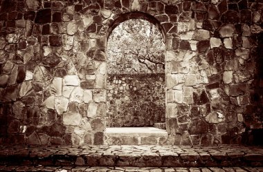 Taş duvar örülmüş güzel bir mimari ve başka bir dış uzayın kemerli girişi..