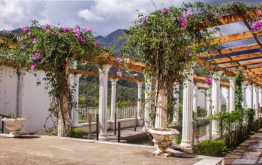 Güzel sütunlar ve peyzajlı bahçe ortasında çeşme, Kundasang, Sabah, Malezya