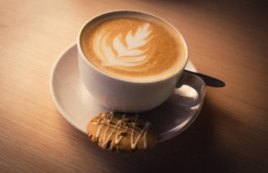 Köpüklü serinletici bir kahve ve bir kurabiye.