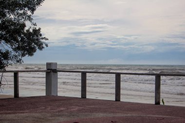 Pantai Beringgis 'teki kumlu sahil manzarası. Gün batımında bulutlu bulutlar, Sabah, Malezya