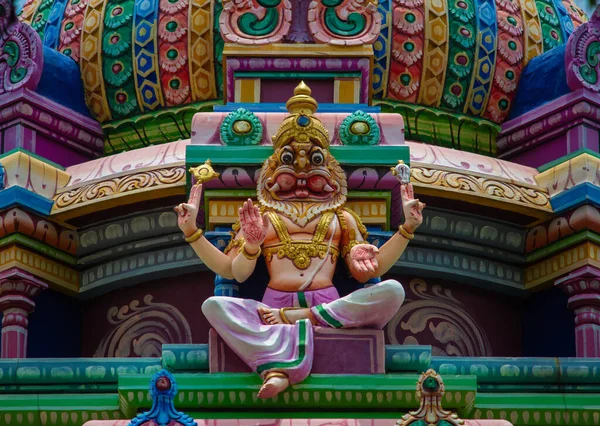 Templo Torre Com Deus Hindu Senhor Vishnu Narasimha Avatar Leão — Fotografia de Stock