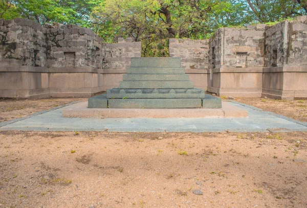 Sarcofaag Een Vervallen Gebouw Qutb Shahi Archeologisch Park Hyderabad India — Stockfoto