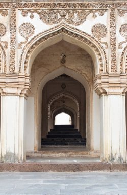 Kutub Shahi Arkeoloji Parkı, Haydarabad, Hindistan 'daki bir mezar binasına giriş.