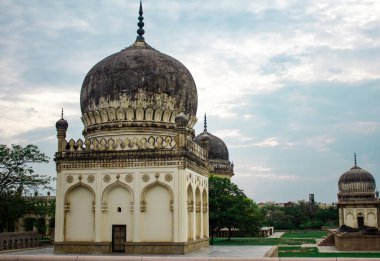 Kutub Shahi Arkeoloji Parkı, Haydarabad, Hindistan 'daki birçok mezar binasının görüntüsü