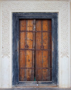 Kutub Shahi Arkeoloji Parkı, Haydarabad, Hindistan 'daki tarihi mezar binasına açılan kapı.