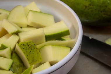 Çiğ mango salata yapmak için küçük parçalara bölünmüş.