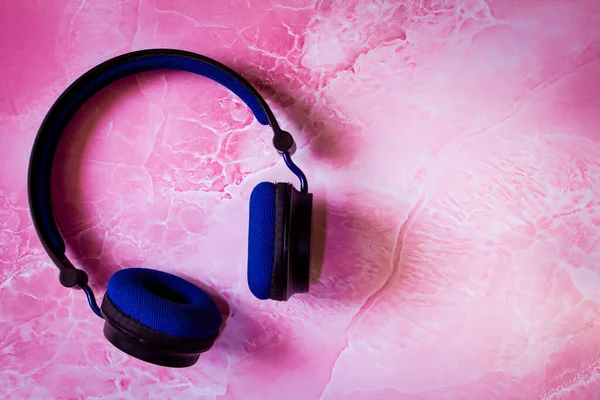 Abstrakcyjny Widok Bezprzewodowego Zestawu Słuchawkowego Słuchania Muzyki Dźwięku — Zdjęcie stockowe