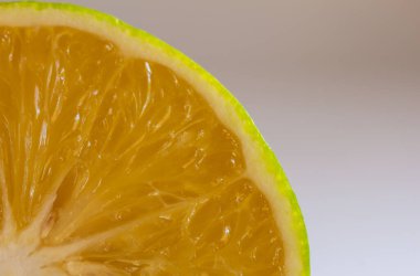 Kesilmiş tatlı kireç meyvesinin (Citrus limetta, musambi olarak da bilinir) yakın görüntüsü. C vitamini açısından zengin yiyecekler ve bağışıklığı arttırır.