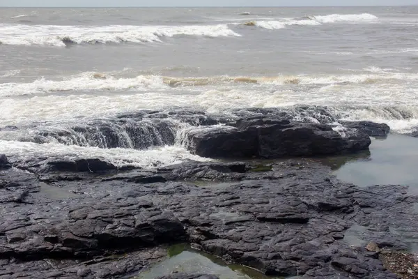 Arap sahili kıyısındaki Rocky plajı, Bandra, Mumbai 'deki Bandstand gezinti alanı..