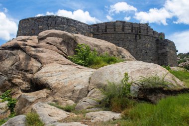 Hindistan, Tamil Nadu, Villupuram bölgesindeki Gingee Kalesi 'ndeki bir tepenin tepesindeki takviye.